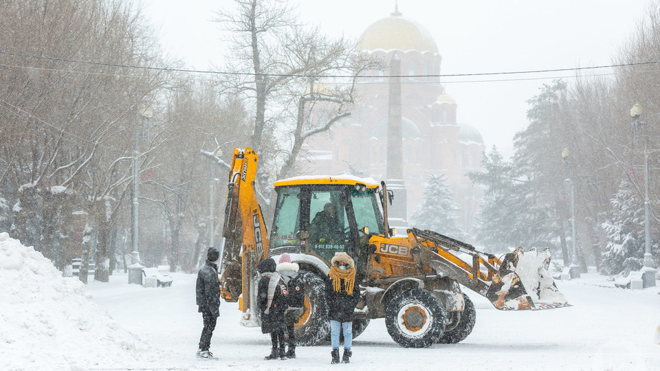 С началом снегопада в Волгограде стартовала обработка улиц реагентами